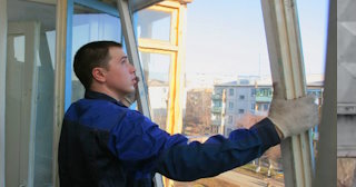 Демонтаж остекления балкона в Волхове - цена от 581 руб. - Сварной-Влх