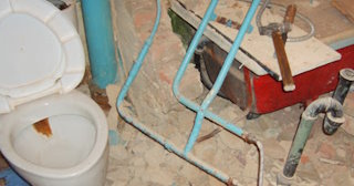 Профессиональный демонтаж перегородки ванной и туалета в Волхове - от 581 рублей